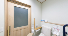 ケア施設の手入れされた洗面所