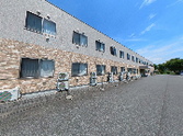 広い駐車場の建物外観