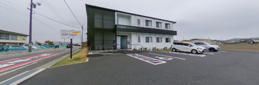 介護施設の駐車場と周辺環境