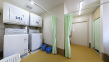 介護施設の明るい居室の内部
