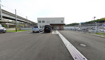 広々とした介護施設の駐車場
