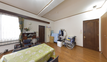 介護施設の居間と廊下