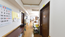 介護施設の通路と日常