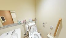 ケア施設内のモダンなトイレ空間