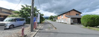 清々しい空気の中の施設外観