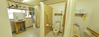 介護施設内のトイレと廊下