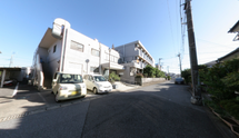 施設がある静かな住宅地