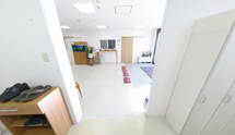 明るく広々とした介護施設の受付