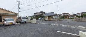 ケア施設正面エントランスと駐車場