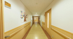 広々とした安全な施設内廊下