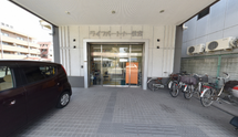 施設入り口と外の街並み