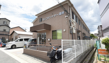 介護施設外観とその街並み