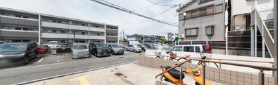 施設の入口と駐車場