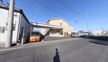 街中に佇む介護施設の外観