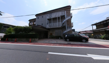 清潔で明るい施設の入り口