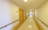 介護施設の廊下と各部屋の入り口