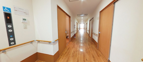 職員用通路としての介護施設廊下