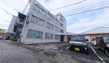 介護施設外観と駐車場