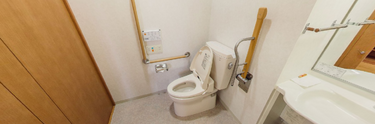 介護施設のトイレと浴室