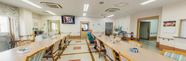 ケア施設の食堂内装