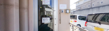 介護施設の外観と駐車場