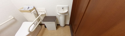 手すり付きの介護施設トイレ