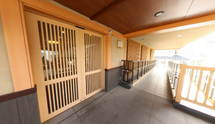 居心地の良い温かみのある廊下
