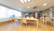 介護施設の明るい共有リビング