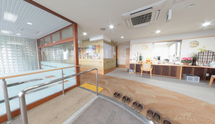 広々とした介護施設の受付エリア