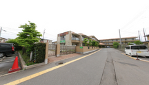 介護施設の外観と近隣風景