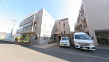 介護施設外観と駐車場
