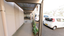 施設の外観と入口付近