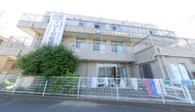 介護施設の外観と通り