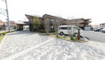 ケア施設の外観と駐車場