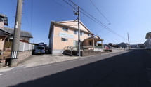 介護施設の外観と住宅街