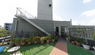 介護施設の屋上庭園と建物