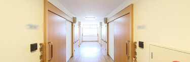 吹き抜けのある明るい廊下