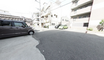 介護施設の玄関とアクセス良好な立地