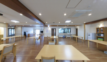 介護施設内の快適なリビング空間