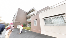 職員と利用者が散歩する介護施設