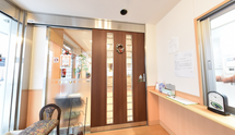 介護施設の入口と情報カウンター