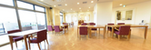 ゆったりとした施設の食堂内観