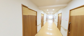 手すり付きの施設の廊下
