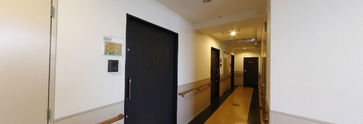 介護施設内の廊下と扉