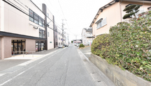 介護施設の外観と通り