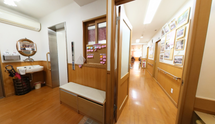 職員用入口と廊下の風景