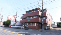 介護施設外観と通り