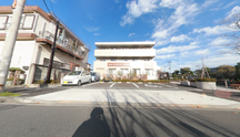 晴れた日の介護施設外観