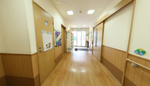 介護施設内部の廊下の写真