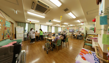 職員と入居者が交流する施設内